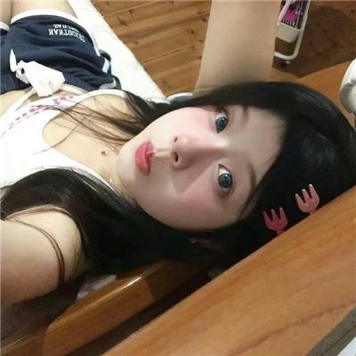 戴脚镣的女孩